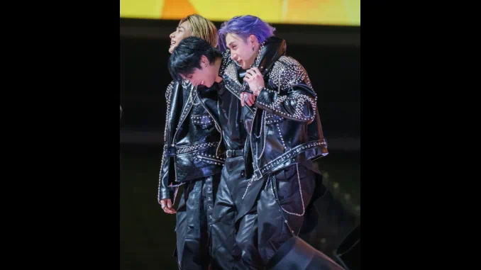 Lee Know souffre d'une entorse de la cheville après les MAMA 2025