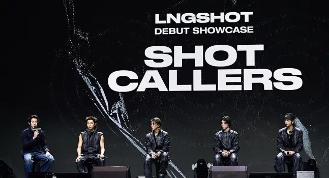 Membres du groupe LNGSHOT avec Jay Park lors du showcase Shot Callers