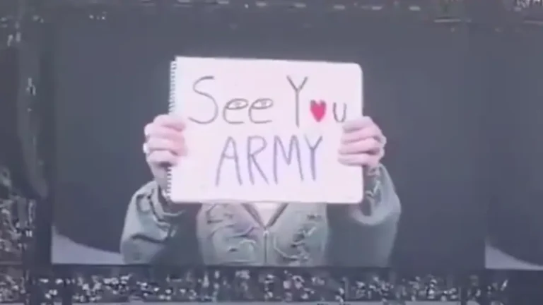 Jin de BTS brandit une pancarte "See You Army" à Paris