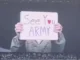 Jin de BTS brandit une pancarte "See You Army" à Paris