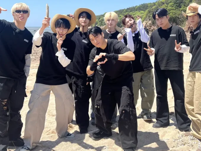 ATEEZ pose ensemble, septembre 2026.